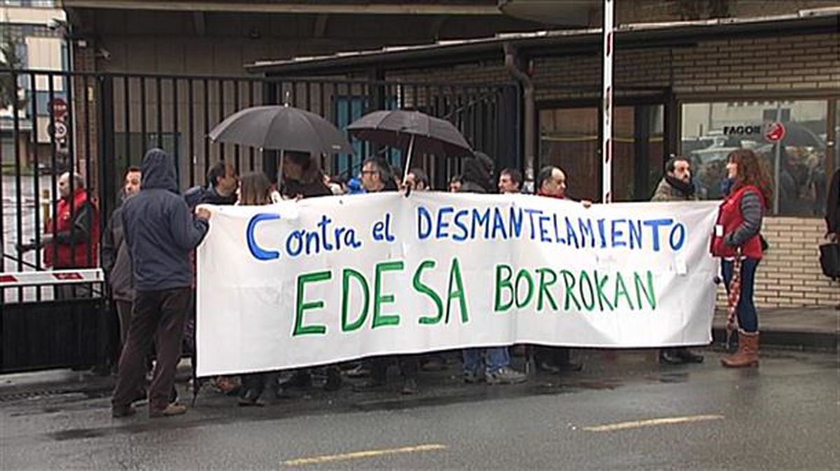 Concentración de los trabajadores de Edesa, hoy, en la planta de Basauri. Foto: EiTB.