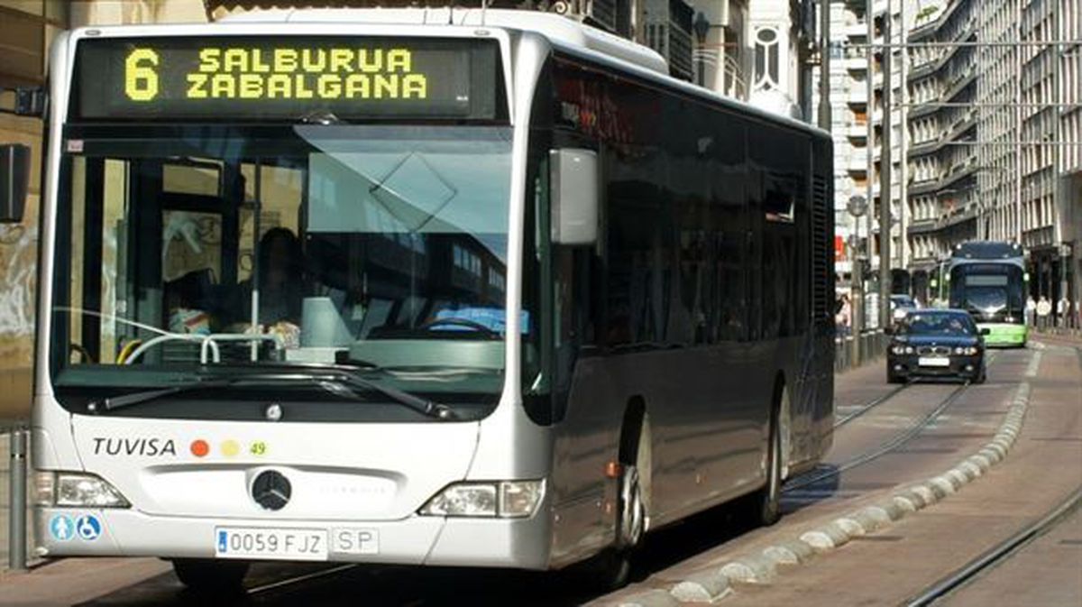 Un autobús de Tuvisa por las calles de Vitoria-Gasteiz