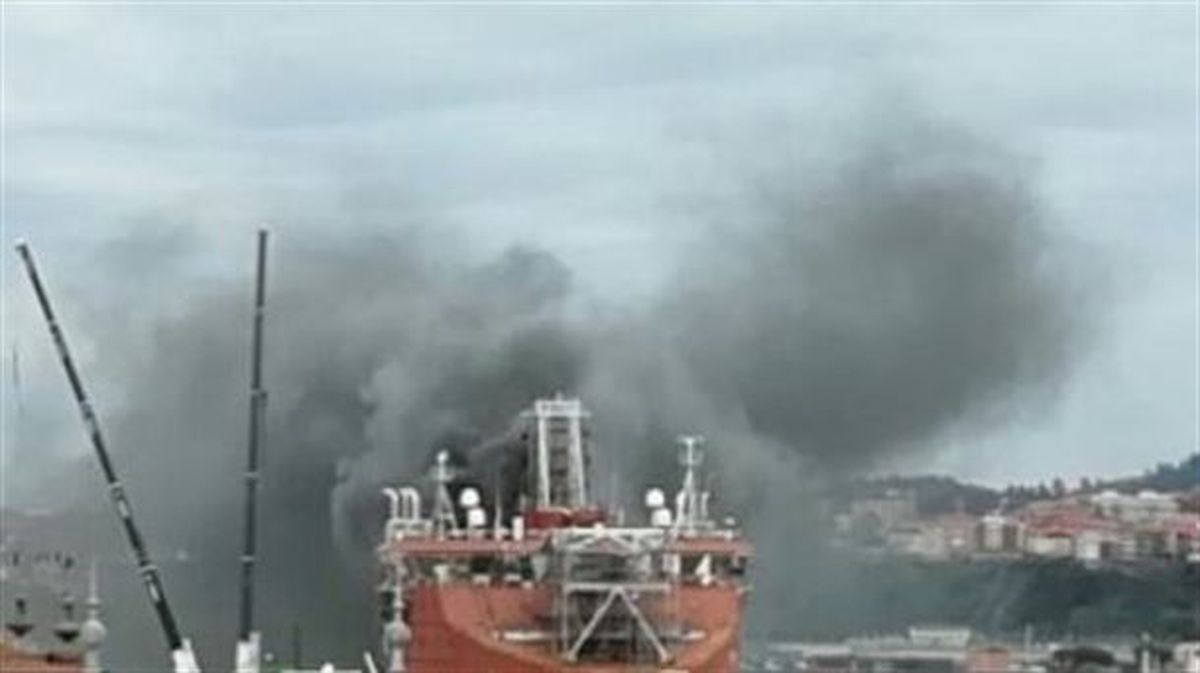 La humareda en el buque incendiado en Santurtzi (Bizkaia). Foto: Bomberos de Bizkaia
