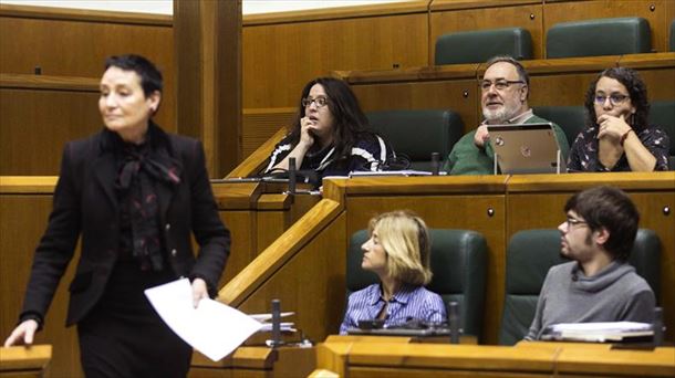 Jone Goirizelaia (EH Bildu) y parlamentarios de Elkarrekin Podemos. Foto: EFE