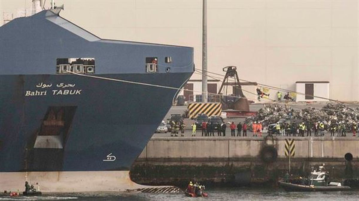 Protesta de Greenpeace en el Puerto de Bilbao. EFE