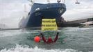 Activistas de Greenpeace bloquean un buque con armas en el Puerto de Bilbao