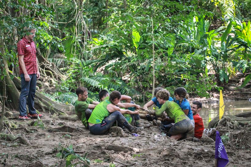 Los concursantes pelean por hacerse con el aro y conquistar el campamento rico