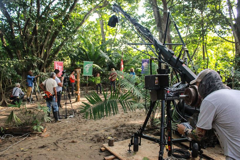 Un cámara grabando una cámara que graba el juego