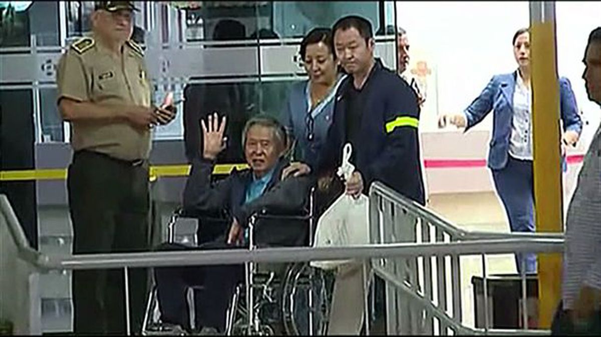 Alberto Fujimori, ospitaletik ateratzen. Artxiboko argazkia: EiTB