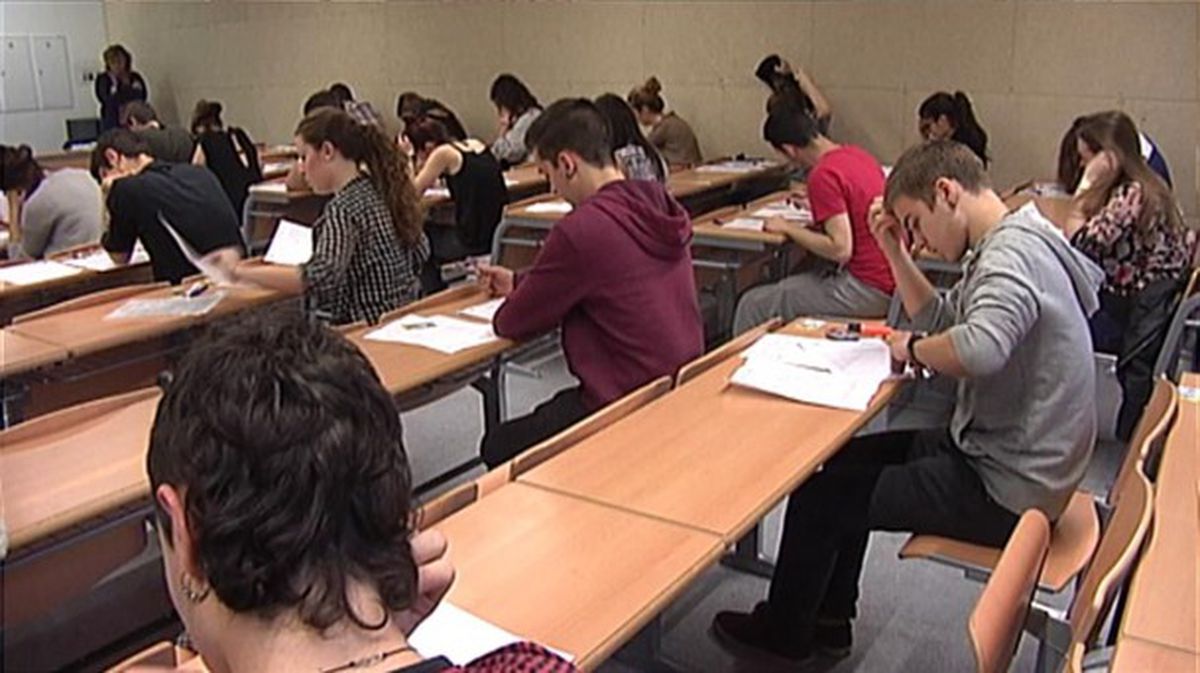 Estudiantes universitarios. Captura sacada de un vídeo de archivo de ETB. 