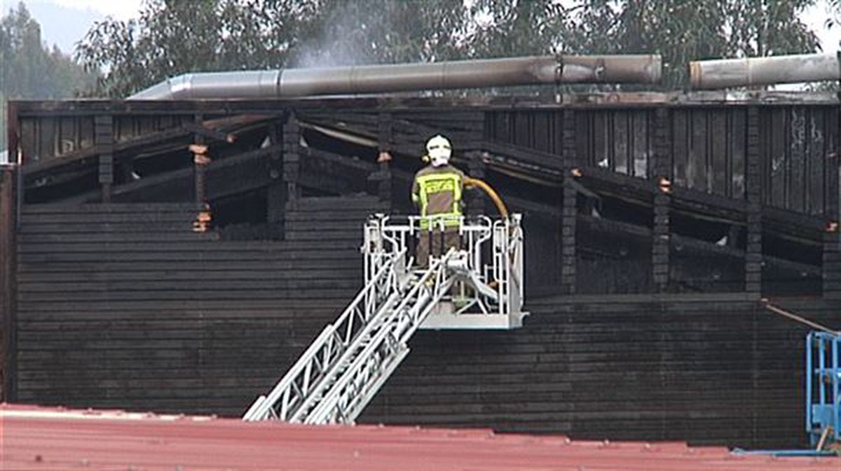 Incendio en una empresa de Ea. Foto: EiTB