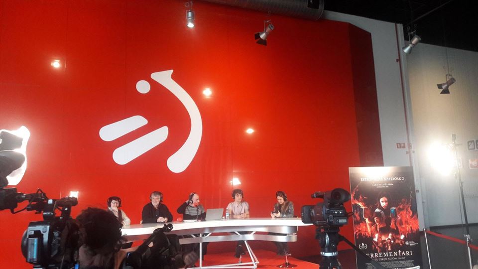 Aktoreak: maite Bastos, Kandido uranga, Eneko Sagardoy eta Itziar Ituño, Manu Etxezorturekin