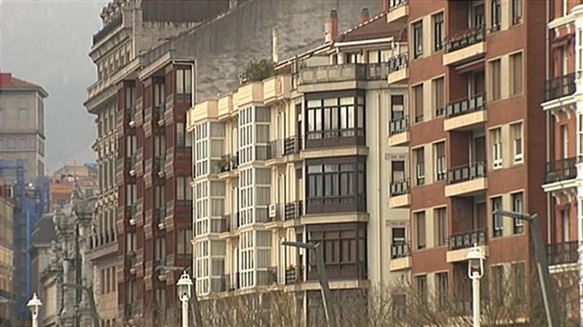 Las hipotecas para comprar viviendas en Euskadi caen un 9,3 % en junio. Imagen de archivo: EiTB