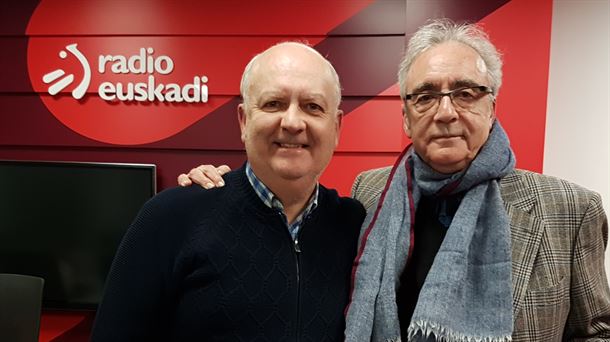 El escritor Juan José Millás, con Kike Martín, en los estudios de Radio Euskadi (Foto EITB)