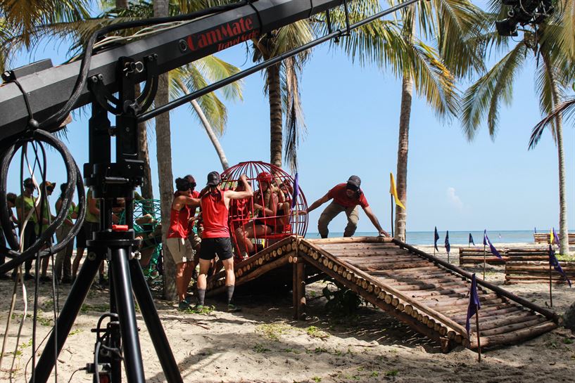 El equipo rojo intenta superar uno de los obstáculos de la carrera