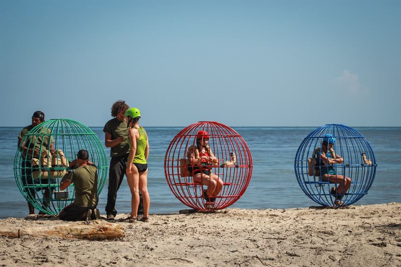 Operarios realizan los últimos retoques para el juego