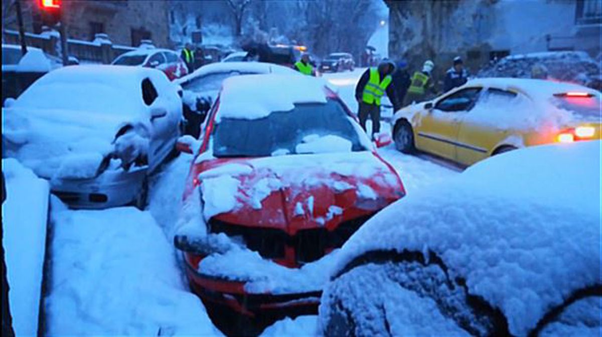 La nieve ha provocado numerosos accidentes en las carreteras vascas