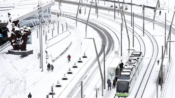 La nieve colapsa Bilbao durante las primeras horas del día