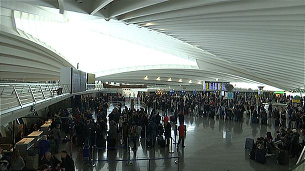 Aeropuerto de Loiu. Foto extraída de un vídeo de ETB.