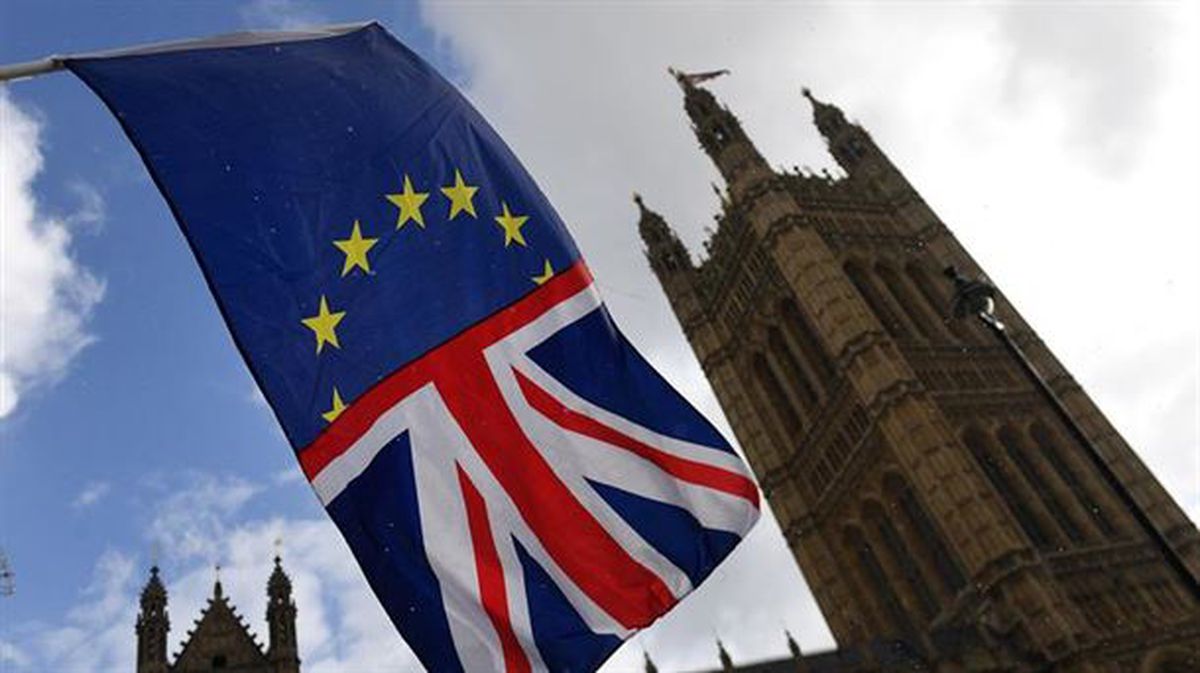 Una bandera pro Unión Europea ondea frente al Parlamento británico. Foto: EFE
