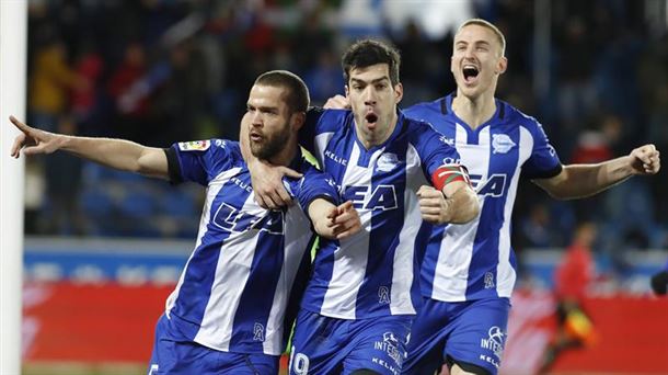 Víctor Laguardia, Manu García y Rodrigo Ely celebrando el gol. Foto: EFE