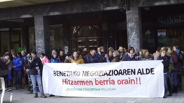 Concentración de los trabajadores en Amorebieta-Etxano. Foto: LAB