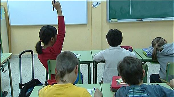 Niños y niñas en clase