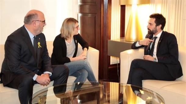 El presidente del Parlament, Roger Torrent, junto a representantes de Junts per Catalunya. Foto: EFE