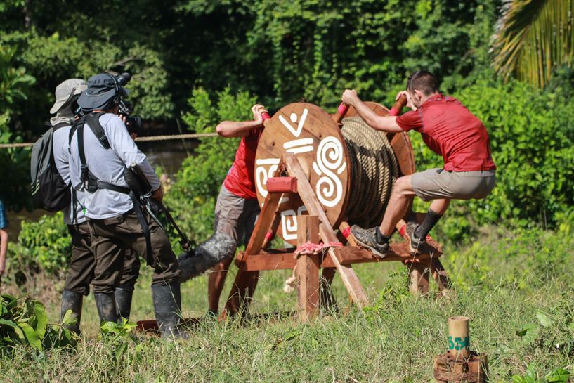 Dos operarios de cámara graban los esfuerzos del equipo rojo