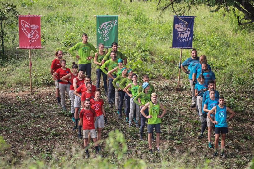 Los concursantes preparados en filas perfectas