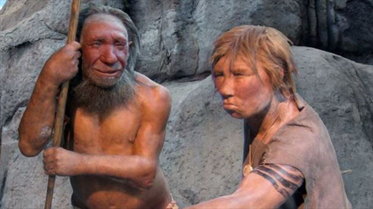 Figuras de dos neandertales en el Neanderthal Museum de Mettmann (Alemania). Montaje: Abuk Sabuk