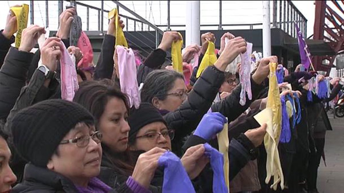 Lanera joateko Bizkaiko zubia zeharkatu behar duten emakumeen protesta