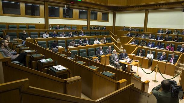 En esta legislatura hay más mujeres que hombres en el Parlamento Vasco. Foto: EFE