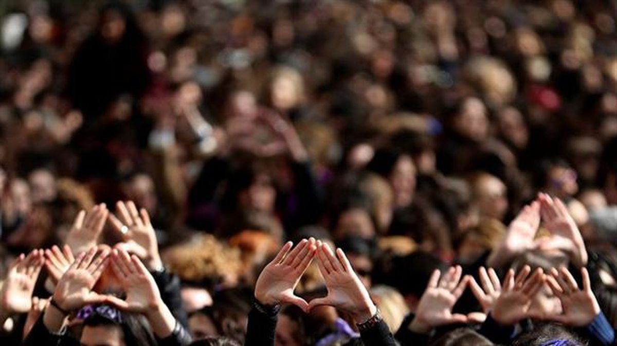 Mujeres con las manos levantadas durante la huelga feminista del año pasado en San Sebastián