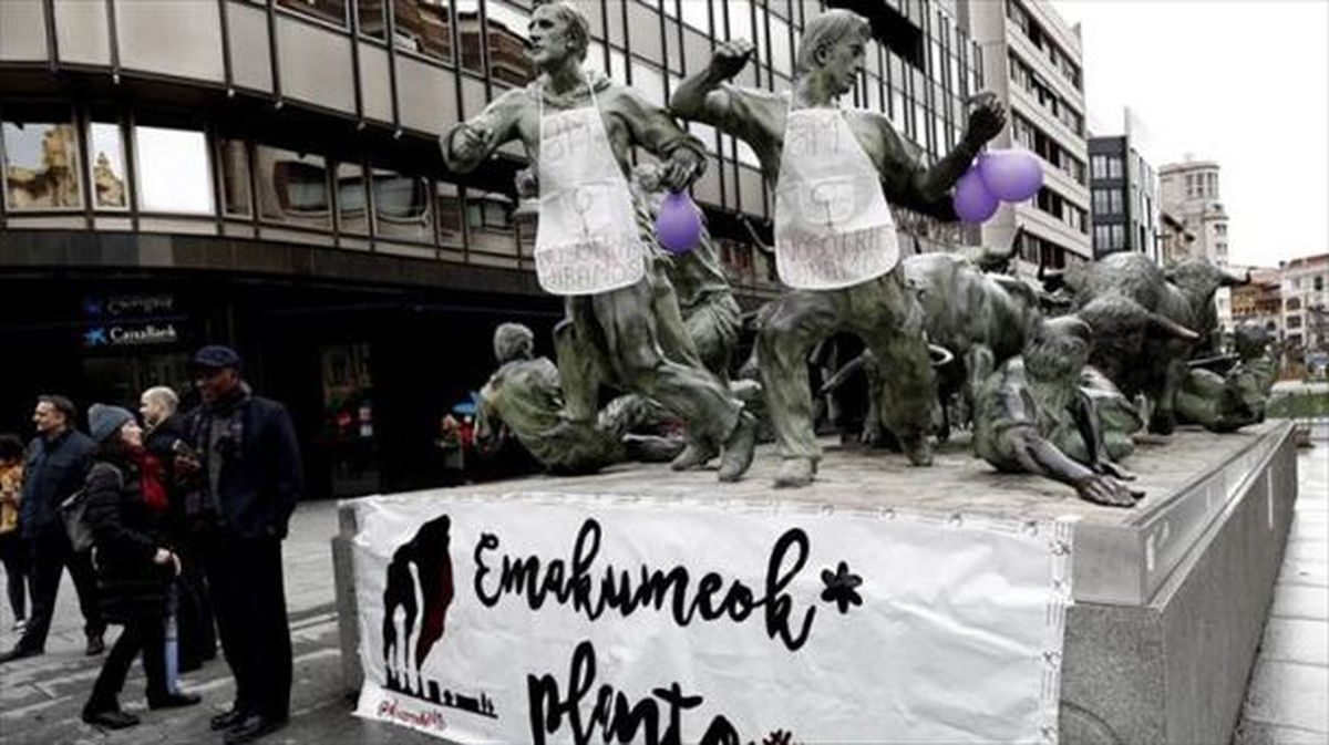 Varios delantales en las figuras del Monumento al Encierro de pamplona. Foto: EFE