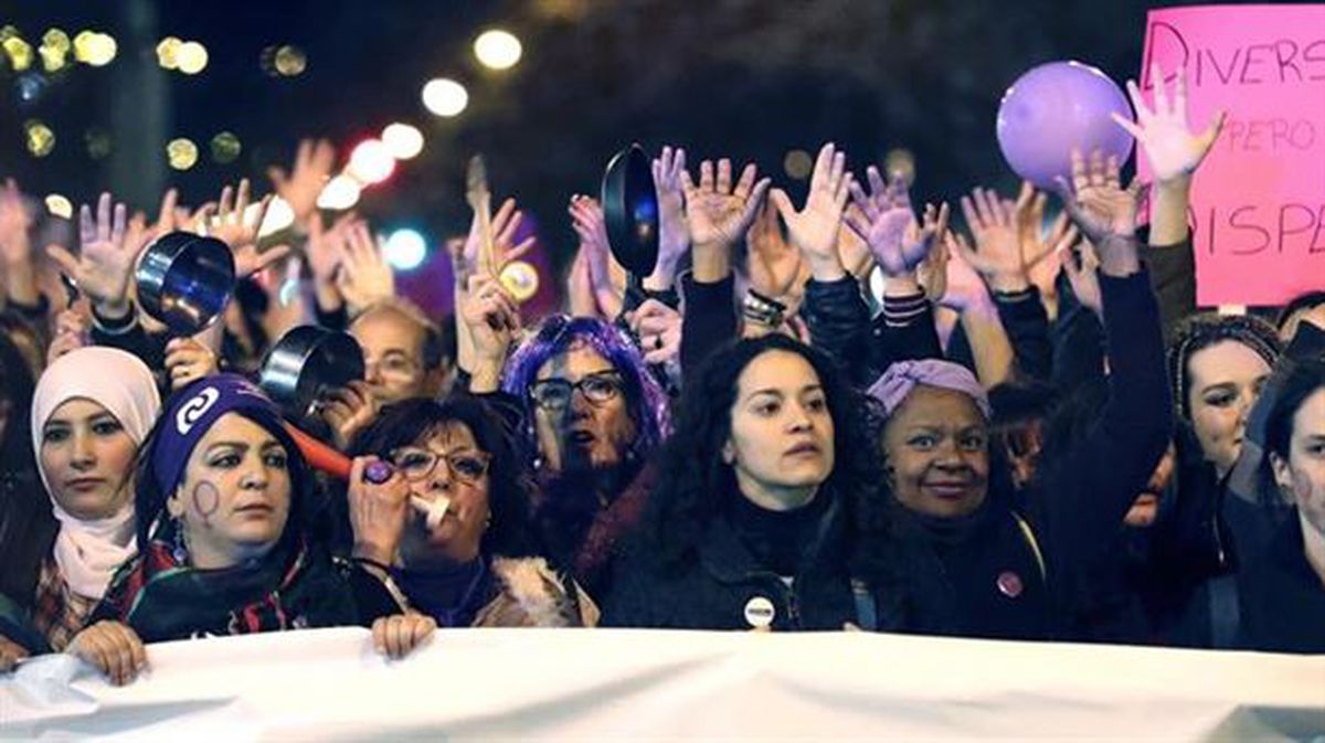 Decenas de miles de mujeres en la manifestación de Bilbao. Foto: EFE