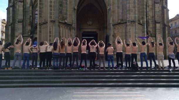 Mujeres protestan con el busto descubierto frente a la catedral del Buen Pastor. Foto: @DFeministak