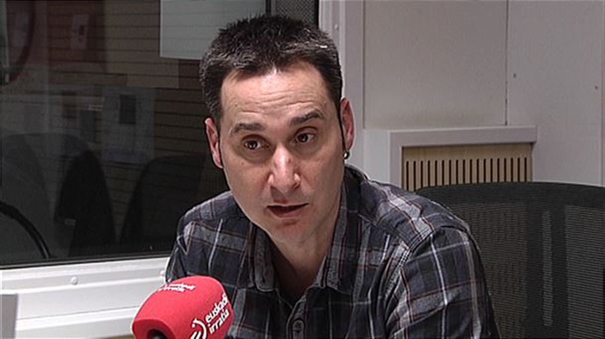 Iker Casanova EH Bilduko legebiltzarkidea Radio Euskadiko tertulian. Argazkia: EiTB