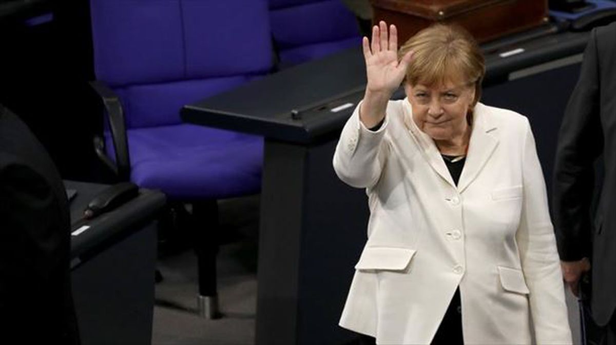 Angela Merkelek botoa eman duen unea. Argazkia: EFE