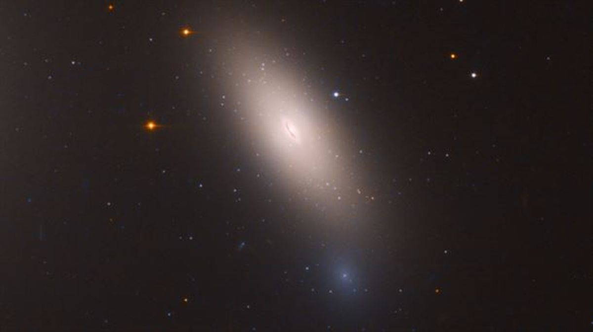 Berdin dagoen galaxia baten irudia, Hubble espazio teleskopioak hartuta. Egilea: NASA.