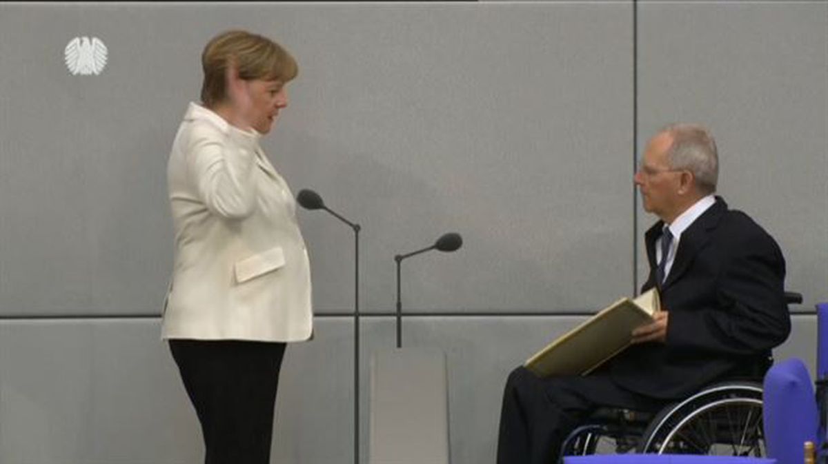 Ángela Merkel tras depositar su voto en el Bundestag. Foto: EFE