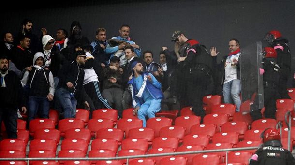 Hinchas del Olympique y agentes de la Ertzaintza en San Mamés. EFE