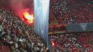 Seguidores del Olympique lanzan bengalas en el interior de San Mamés
