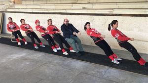 Tirando frente a las campeonas del mundo de sokatira, las chicas de Gaztedi