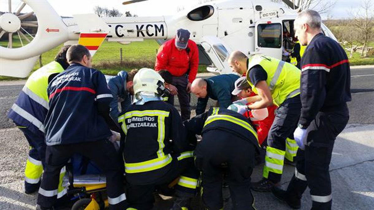 Bomberos evacuando al trabajador tras el accidente. Foto: Bomberos de Navarra (vía Twitter)