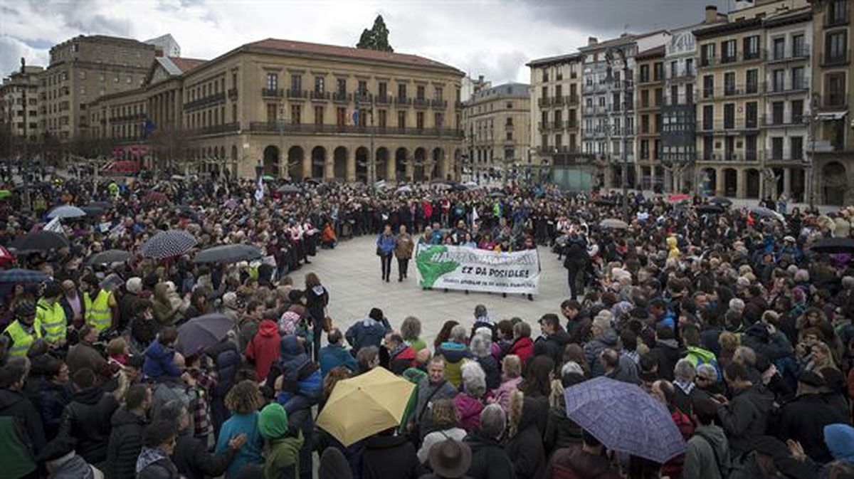 Imagen de la marcha de Alsasua llegando a la plaza del Castillo. Foto: EFE