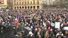 La plaza del Castillo de Pamplona/Iruña, abarrotada de pensionistas