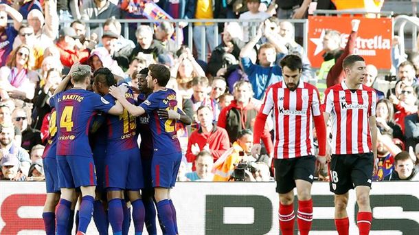Los jugadores del Barcelona celebran un gol ante Beñat y De Marcos. Foto: Efe.