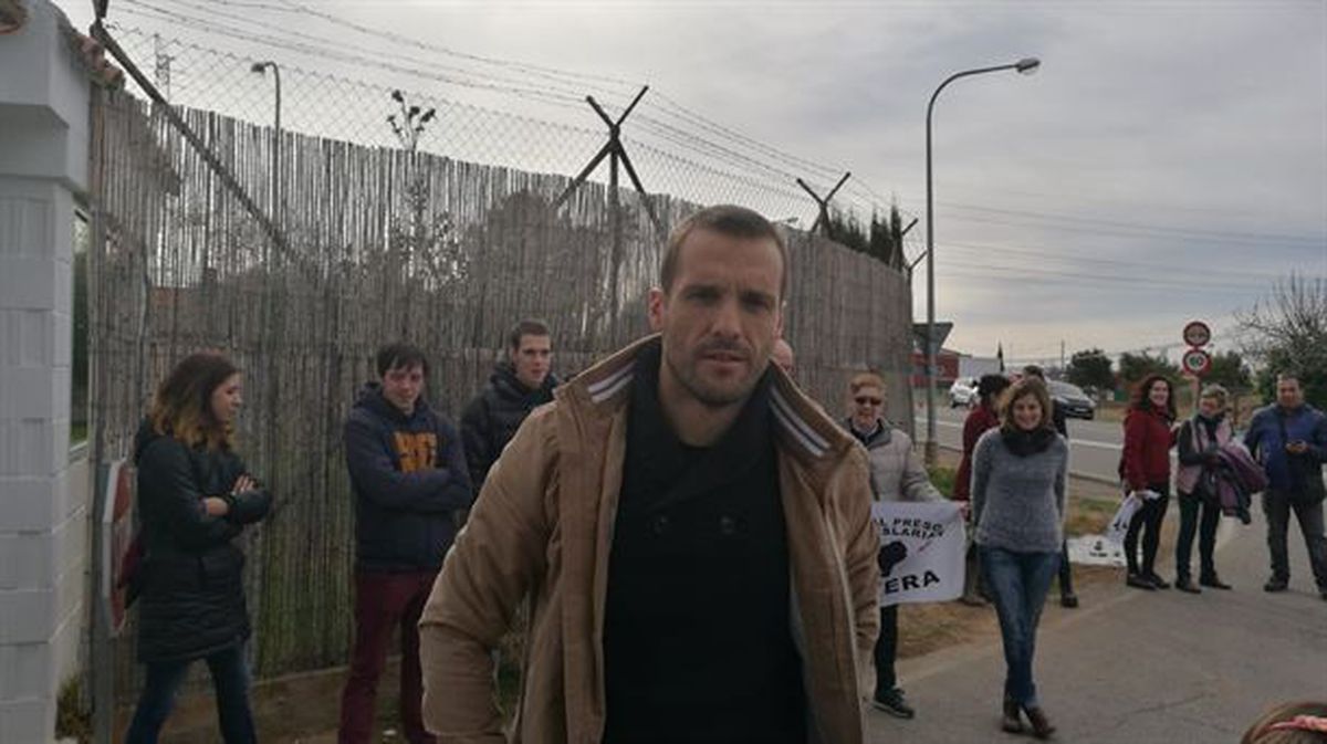 Zunbeltz Larrea a la salida de la cárcel de Castelló. Foto: Etxerat 