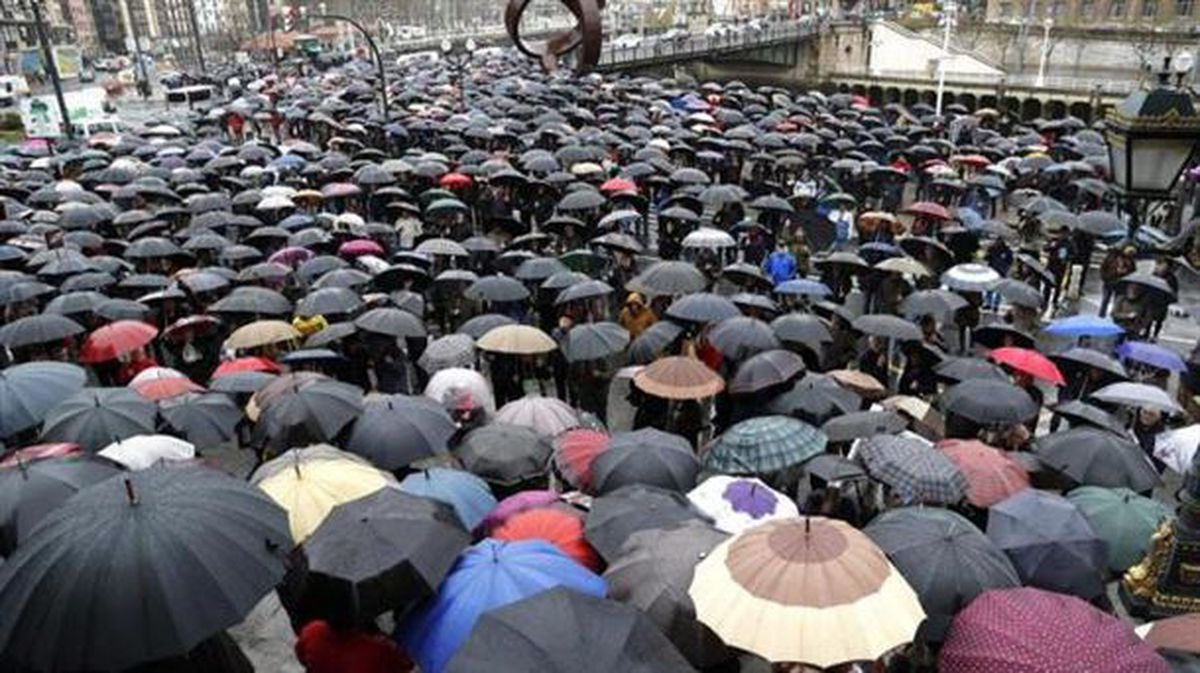 Varios miles de jubilados frente al ayuntamiento de Bilbao. Foto: EFE