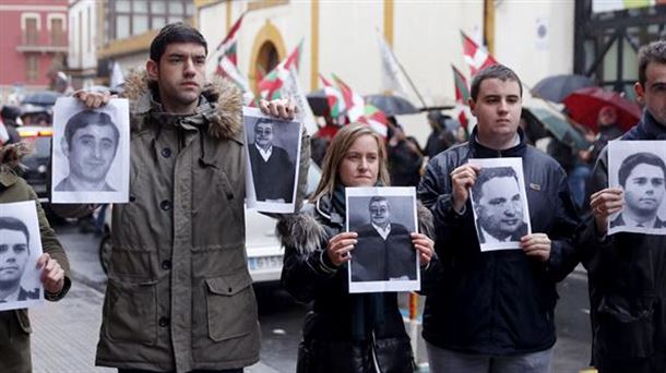 PPko buruzagien protesta, Zunbeltz Larreari Durangon egindako harreran. Argazkia: EFE