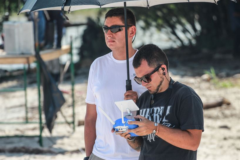 Los operarios dirigiendo el dron 