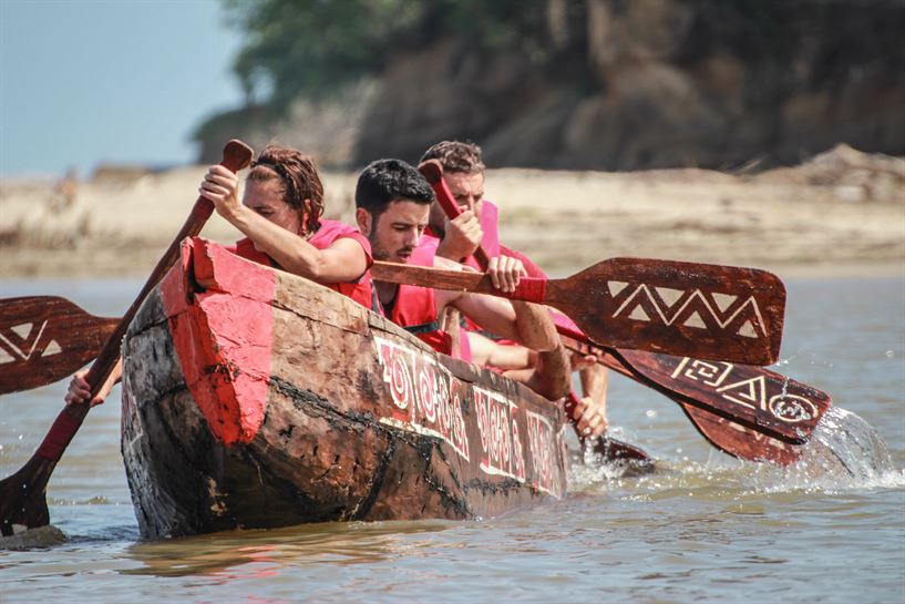El equipo rojo en su cayuco