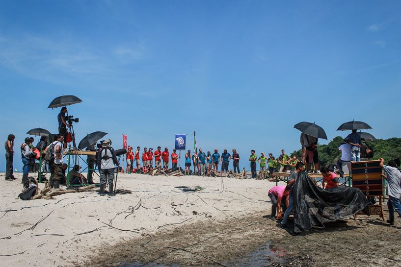 Los concursantes se reunen en la playa para el juego de inmunidad